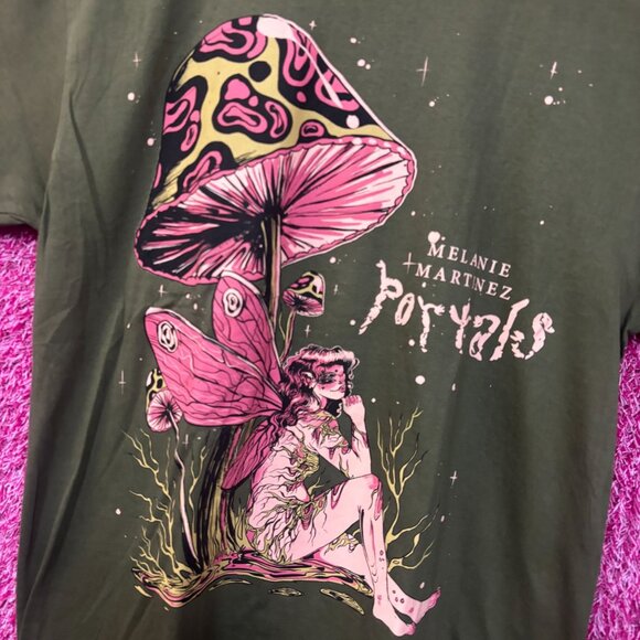 Melanie Martinez Fairy Mushroom tshirt size large - Picture 4 of 4